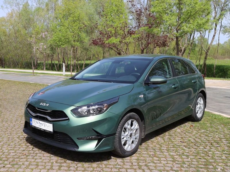 Kia Ceed zelene boje parkirana