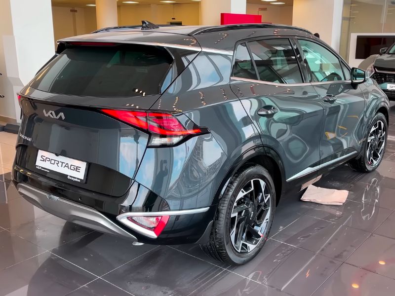 Kia Sportage automobil snimljen od pozadini u salonu