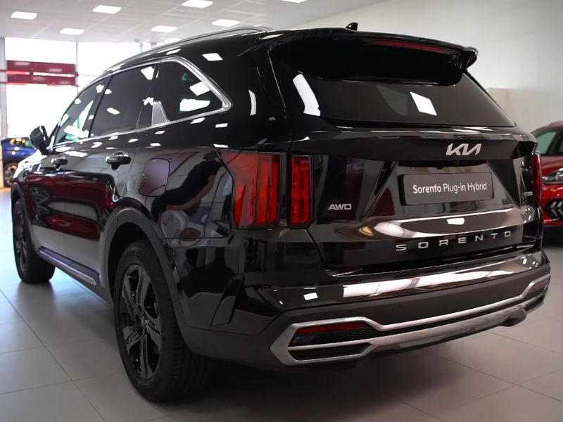 crna kia sorento slikana odpozadi