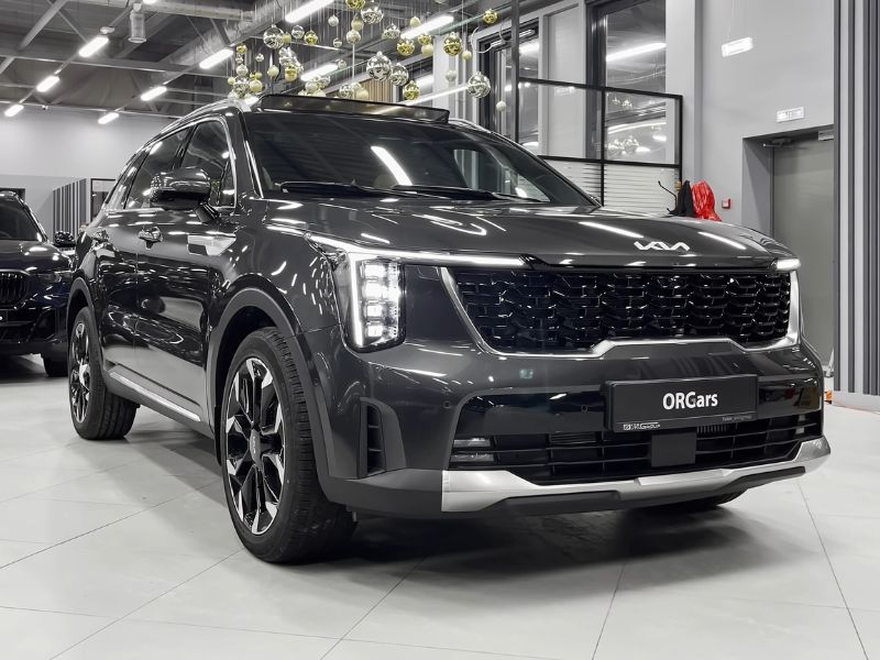 siva kia sporento u salonu