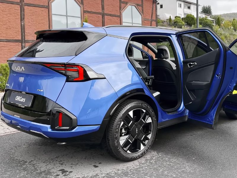 prikaz automobila kia sprotage u plavoj boji sa otvorenim vratima